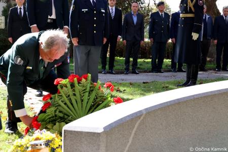 Ob 1. novembru smo se s polaganjem cvetja k osrednjim kamniškim spomenikom poklonili žrtvam vojn (35)